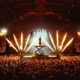 Sobel na scenie, otoczony płomieniami, śpiewa dla rozentuzjazmowanego tłumu. Koncert pełen energii!