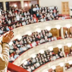 Filharmonia jak się ubrać: uniknij modowych faux pas na koncercie