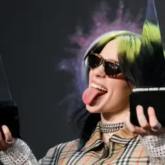Billie Eilish, ikona alternatywki, z językiem na wierzchu i nagrodami American Music Awards.