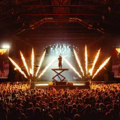 Sobel na scenie, otoczony płomieniami, śpiewa dla rozentuzjazmowanego tłumu. Koncert pełen energii!