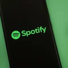 Telefon z logo Spotify i słuchawkami. Słuchaj muzyki na Spotify za darmo!