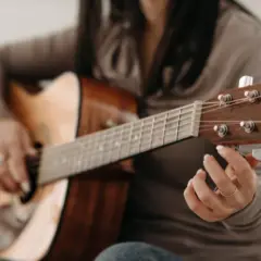 Jak nastroić gitarę bez stroika? Poznajemy 3 sprawdzone metody!