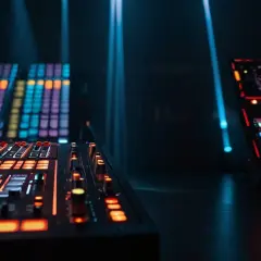Odkryjmy jak System DMX zrewolucjonizował oświetlenie sceniczne