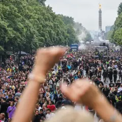 Tłum ludzi na ulicy, ciężarówki z muzyką i Złota Zwycięzca w tle. To jest **love parade** w pełnej krasie!