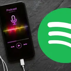 Słuchawki i smartfon z aplikacją do podcastów na tle logo Spotify. Idealny zestaw do słuchania ulubionych audycji.