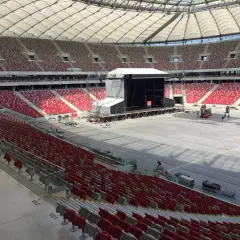 Przygotowania do wielkiego koncertu PGE Narodowy. Scena gotowa, a trybuny czekają na tłumy fanów.