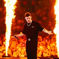 Dawid Podsiadło na scenie, otoczony płomieniami, zapowiada swoje koncerty 2026. Tłum szaleje!