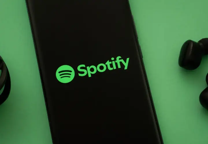 Telefon z logo Spotify i słuchawkami. Słuchaj muzyki na Spotify za darmo!