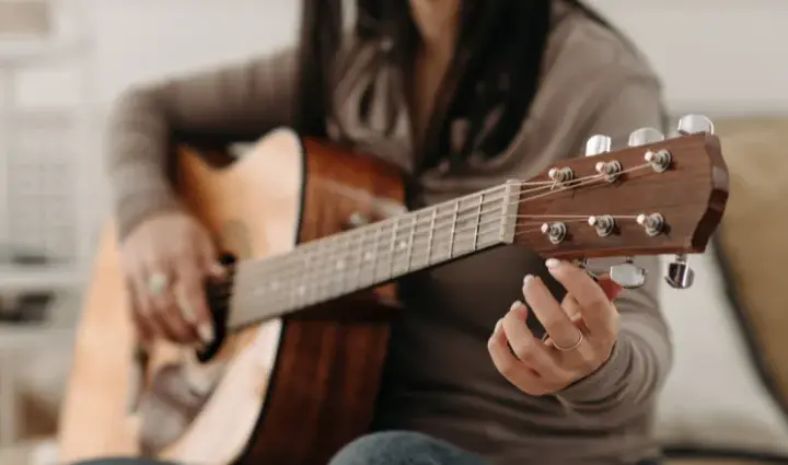 Jak nastroić gitarę bez stroika? Poznajemy 3 sprawdzone metody!