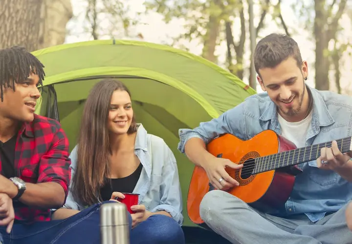 Jak zagrać solo na gitarze akustycznej? 5 porad dla początkujących