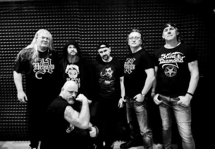 Sześciu mężczyzn w czarnych koszulkach z zespołami, w tym z King Diamond. Widać, że mają w sobie mnóstwo **wena** do tworzenia muzyki.