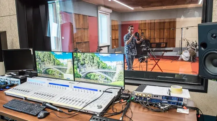 Produkcja muzyczna i realizacja dźwięku: tajniki studia nagrań