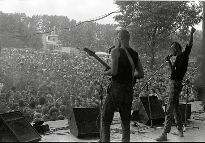 Historia polskiej muzyki punk rock - kultowe zespoły i płyty