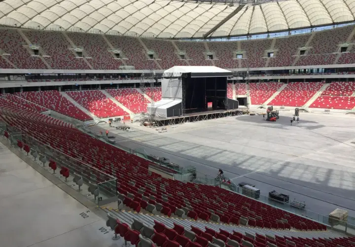 Przygotowania do wielkiego koncertu PGE Narodowy. Scena gotowa, a trybuny czekają na tłumy fanów.
