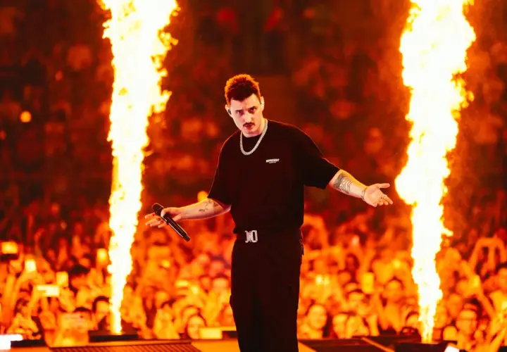 Dawid Podsiadło na scenie, otoczony płomieniami, zapowiada swoje koncerty 2026. Tłum szaleje!