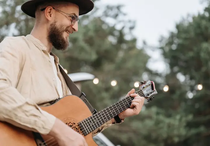Jak dobrać pierwszy zestaw do nauki gry na gitarze?