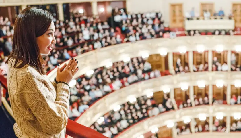 Filharmonia jak się ubrać: uniknij modowych faux pas na koncercie