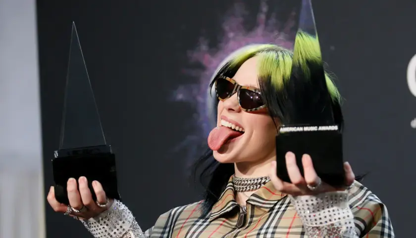 Billie Eilish, ikona alternatywki, z językiem na wierzchu i nagrodami American Music Awards.
