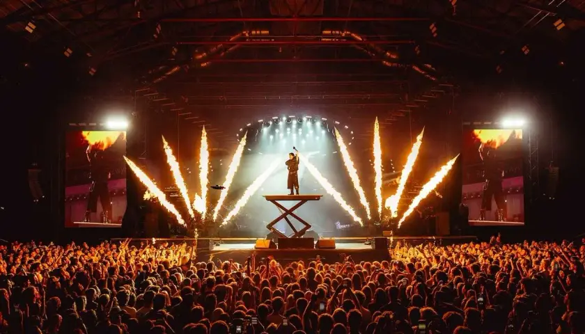 Sobel na scenie, otoczony płomieniami, śpiewa dla rozentuzjazmowanego tłumu. Koncert pełen energii!