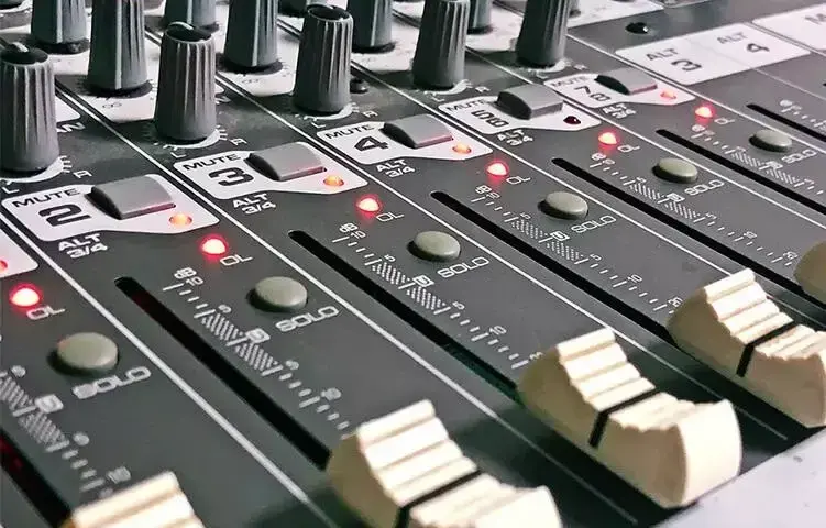 Mastering w muzyce: Kluczowy etap produkcji dźwięku