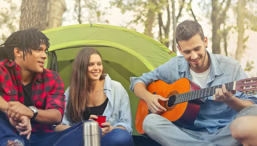Jak zagrać solo na gitarze akustycznej? 5 porad dla początkujących