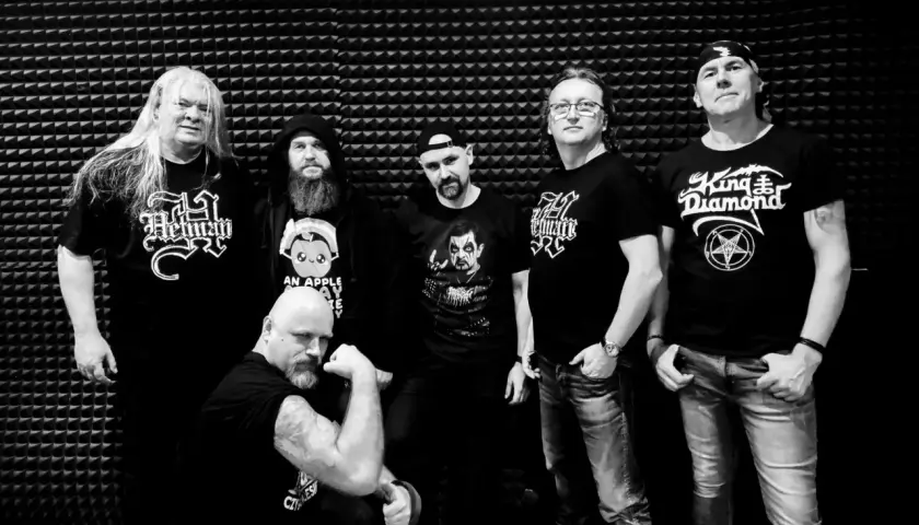 Sześciu mężczyzn w czarnych koszulkach z zespołami, w tym z King Diamond. Widać, że mają w sobie mnóstwo **wena** do tworzenia muzyki.