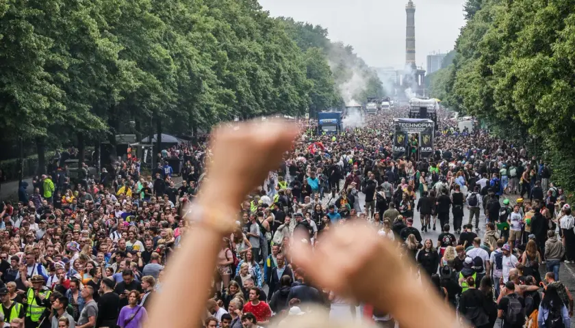 Tłum ludzi na ulicy, ciężarówki z muzyką i Złota Zwycięzca w tle. To jest **love parade** w pełnej krasie!