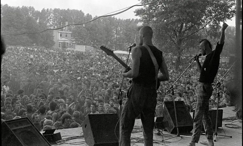 Historia polskiej muzyki punk rock - kultowe zespoły i płyty