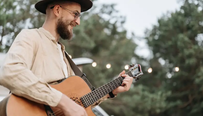 Jak dobrać pierwszy zestaw do nauki gry na gitarze?