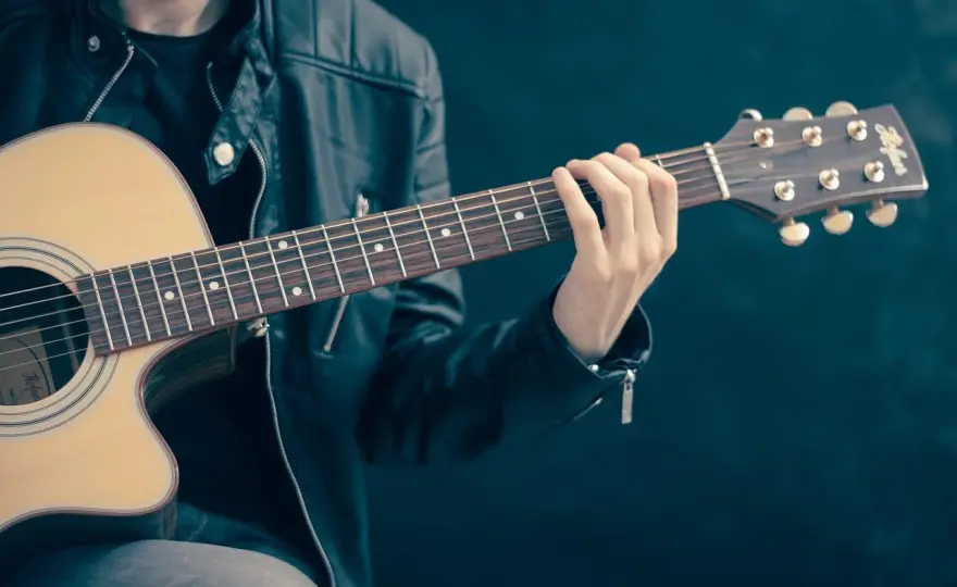 F moll na gitarze: Jak opanować ten nastrojowy akord? Poradnik