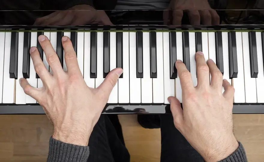 Jak zagrać solo na keyboardzie? 5 wskazówek dla początkujących