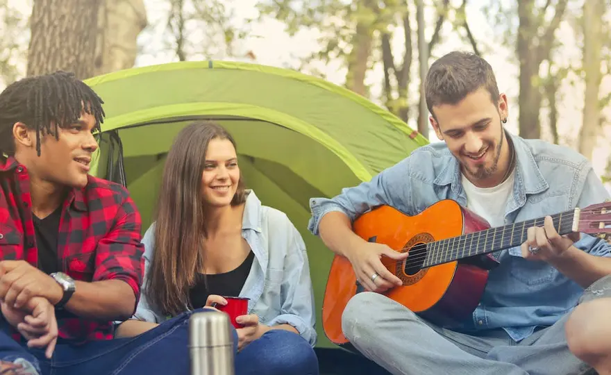 Jak zagrać solo na gitarze akustycznej? 5 porad dla początkujących