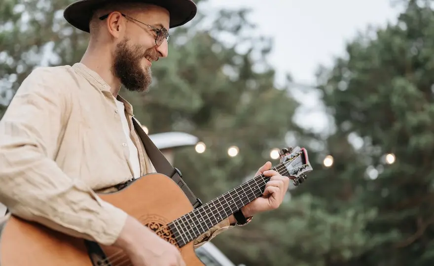 Jak dobrać pierwszy zestaw do nauki gry na gitarze?