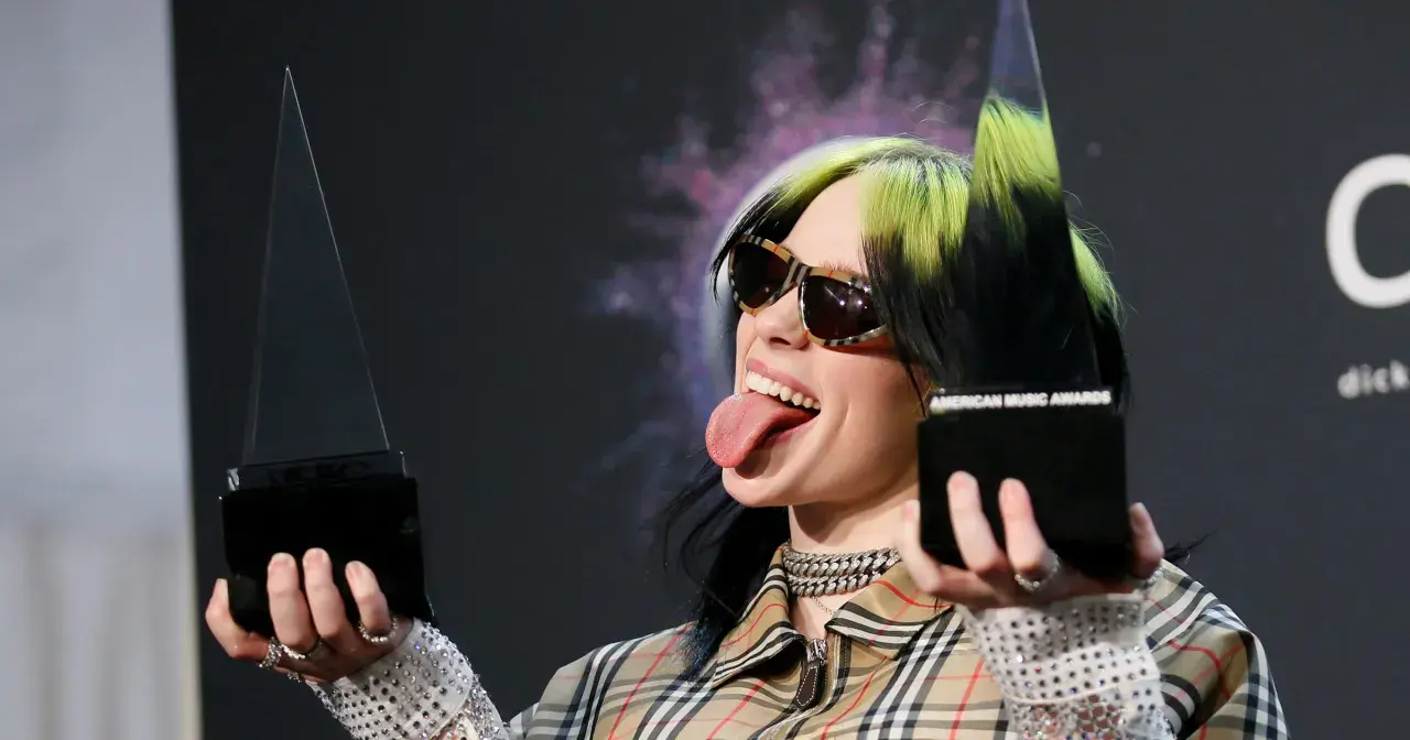 Billie Eilish, ikona alternatywki, z językiem na wierzchu i nagrodami American Music Awards.