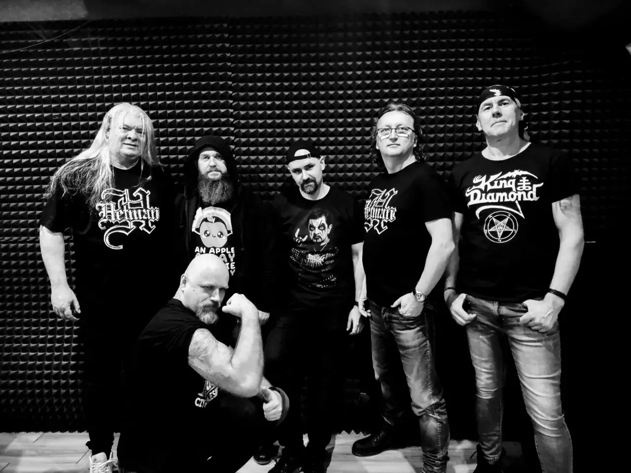 Sześciu mężczyzn w czarnych koszulkach z zespołami, w tym z King Diamond. Widać, że mają w sobie mnóstwo **wena** do tworzenia muzyki.