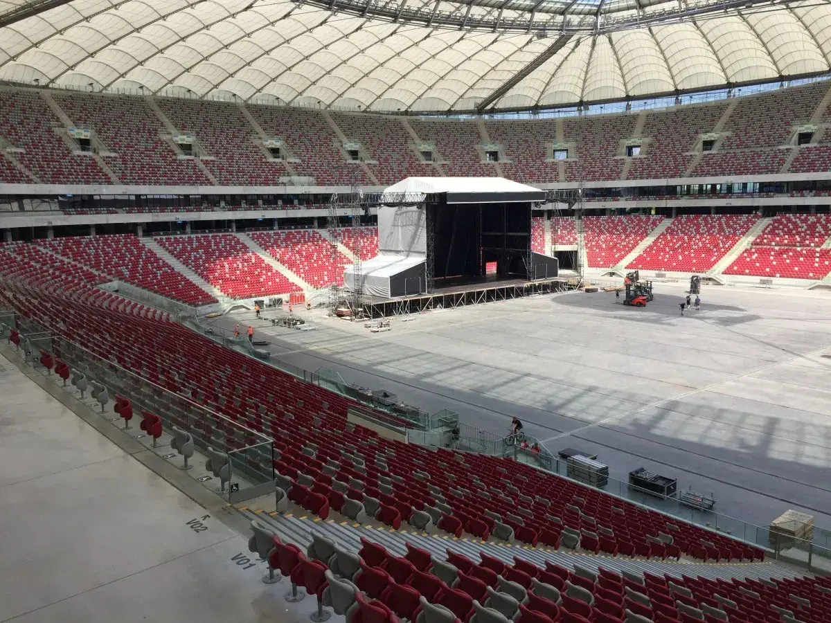 Przygotowania do wielkiego koncertu PGE Narodowy. Scena gotowa, a trybuny czekają na tłumy fanów.