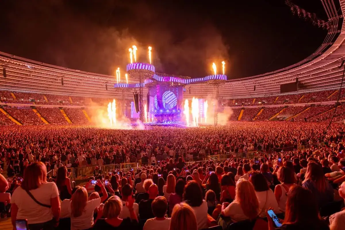 Ogromny tłum na stadionie, płomienie i fajerwerki nad sceną. Fani czekają na koncerty Dawida Podsiadło 2026.