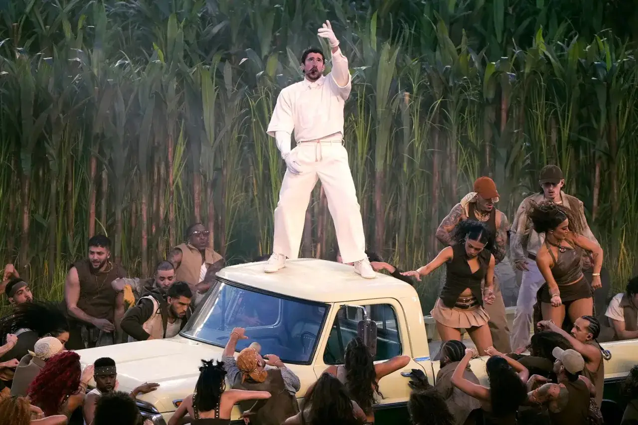 Bad Bunny w białym stroju na dachu pickupa, otoczony tancerzami na tle kukurydzy. Występ przypominał scenę z Super Bowl.