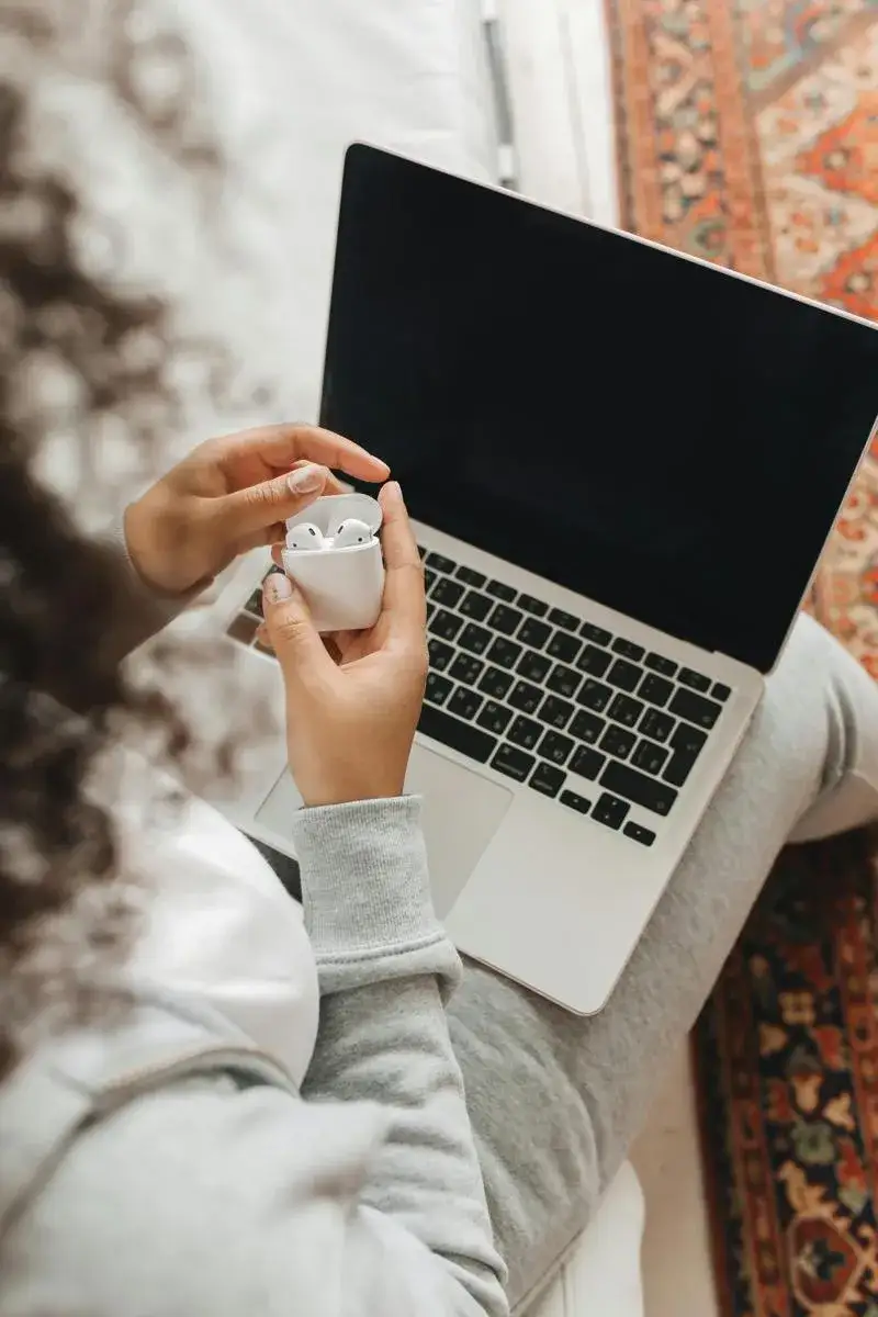 Zdjęcie Jak ładować etui AirPods - proste metody i najczęstsze problemy