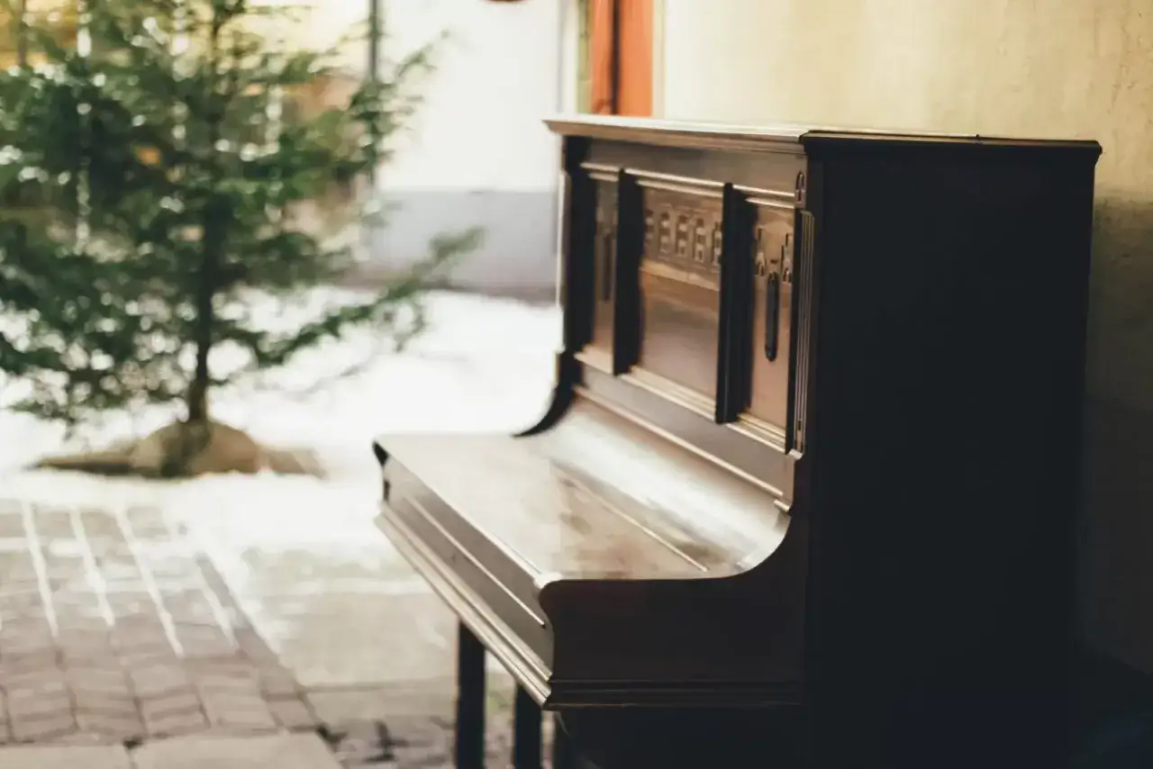 Zdjęcie Co lepsze fortepian czy pianino – wybierz idealny instrument dla siebie