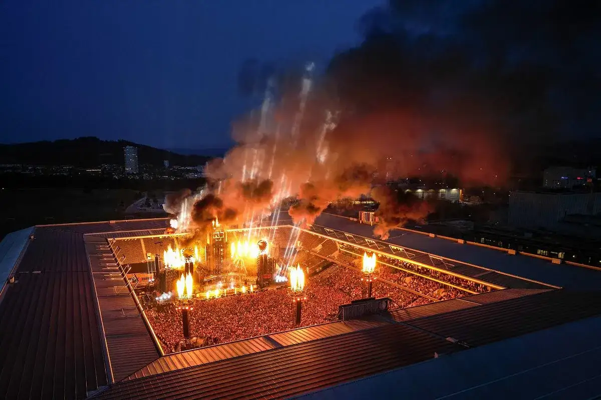 Spektakularne Rammstein koncerty 2026 w ogniu i dymie. Stadion wypełniony fanami, scena w płomieniach.